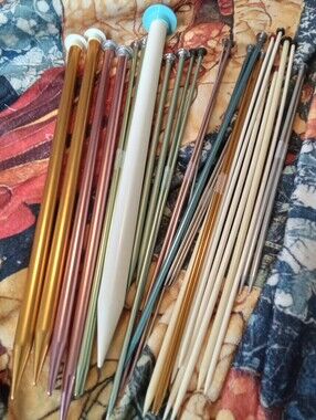 #1909 Mixed Set of Knitting Needles in Metallics and Ivory